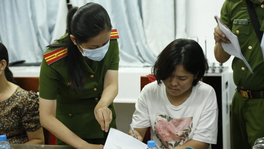 Cơ quan điều tra khám xét nơi làm việc và nhà riêng của bà Lê Thị Hồng Liên. Ảnh: CACC