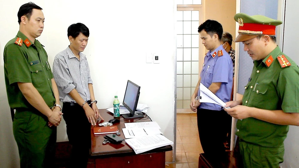 Cơ quan điều tra (Công an tỉnh Bình Phước) đọc Quyết định khởi tố, bắt tạm giam đối với ông Lê Thành Bắc. Ảnh: CACC Cơ quan điều tra (Công an tỉnh Bình Phước) đọc Quyết định khởi tố, bắt tạm giam đối với ông Lê Thành Bắc. Ảnh: CACC