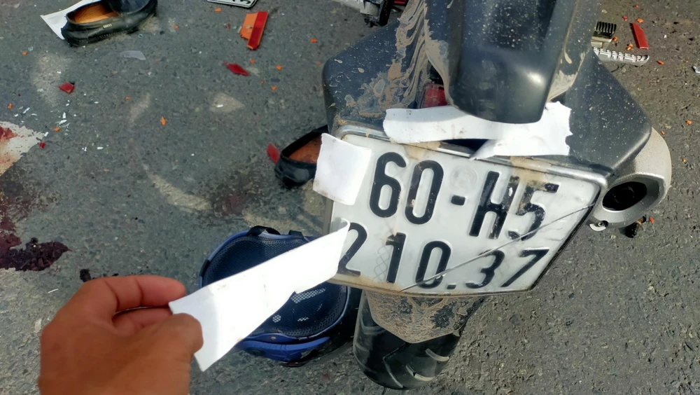 Camera ghi cảnh 2 thanh niên chạy ngược chiều tông vào xe container thương vong ảnh 1