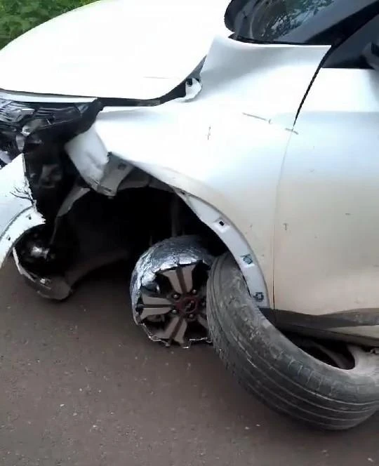 Một bánh trước chỉ còn mâm, nhưng chiếc xe vẫn chạy được hàng chục km. Ảnh: Cắt từ clip