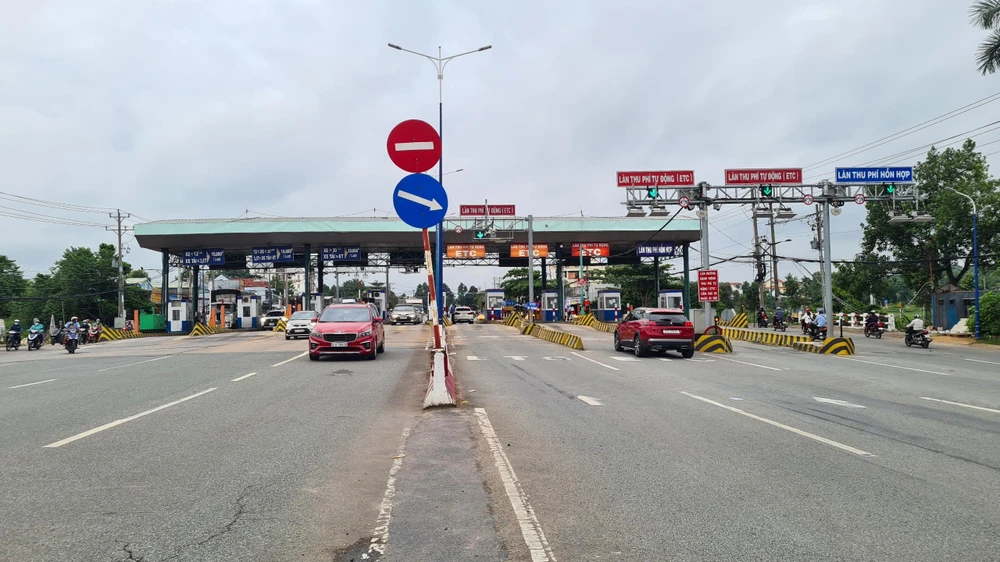 Hiện nay, trạm thu phí Suối Giữa tại TP Thủ Dầu Một vẫn giảm mức thu phí theo kiểu "làm tròn lên" (15.000 đồng giảm 2% vẫn còn 15.000 đồng). Ảnh: LÊ ÁNH