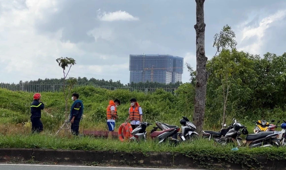 Lực lượng chức năng có mặt tại hiện trường đưa thi thể nạn nhân lên bờ. Ảnh: LA