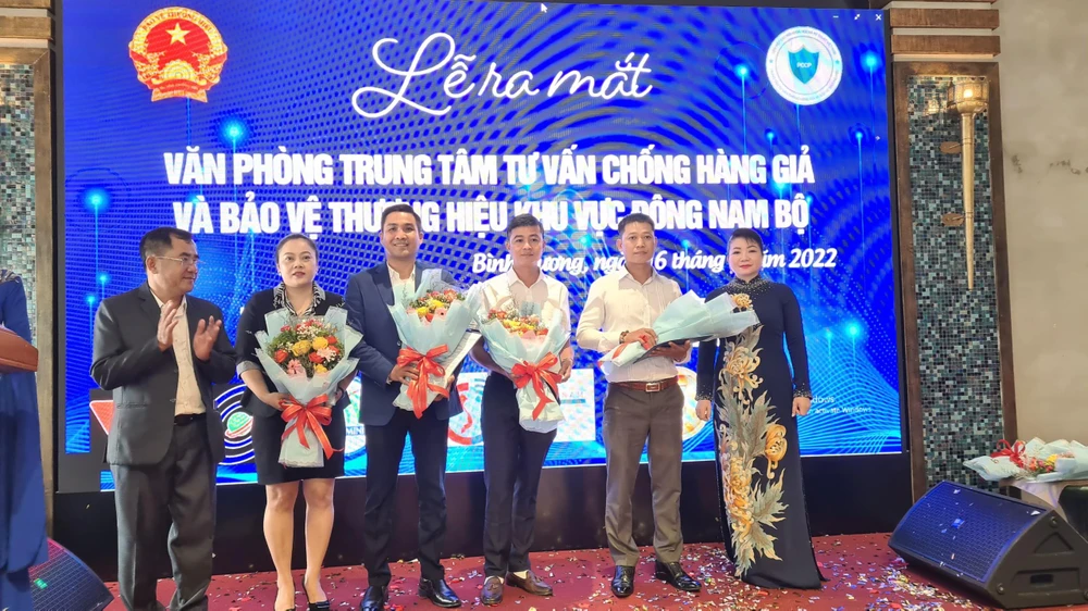 Lãnh đạo PCCP trao quyết định nhân sự Văn phòng Trung tâm tư vấn chống hàng giả và bảo vệ thương hiệu khu vực Đông Nam Bộ. Ảnh: LÊ ÁNH