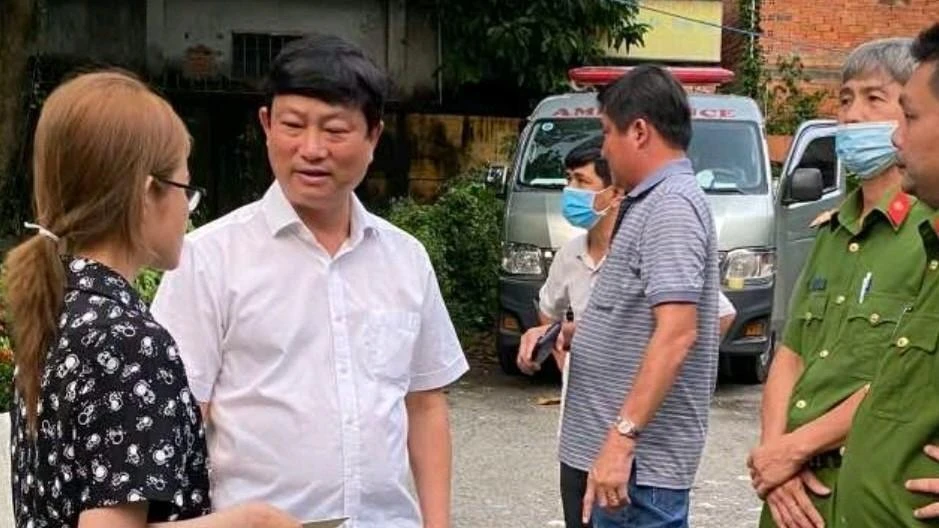 Ông Võ Văn Minh, Chủ tịch UBND tỉnh Bình Dương (áo trắng), đến thăm hỏi, động viên và trao số tiền 220 triệu đồng hỗ trợ gia đình nạn nhân. Ảnh: LA