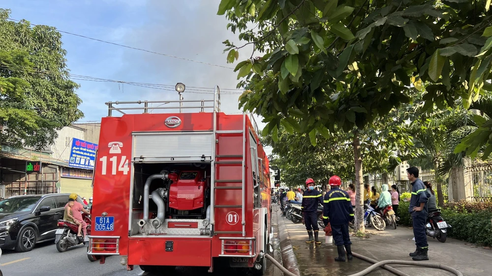 Nhiều xe chữa cháy cùng hàng chục cán bộ chiến sĩ được huy động để khống chế ngọn lửa. Ảnh: LA