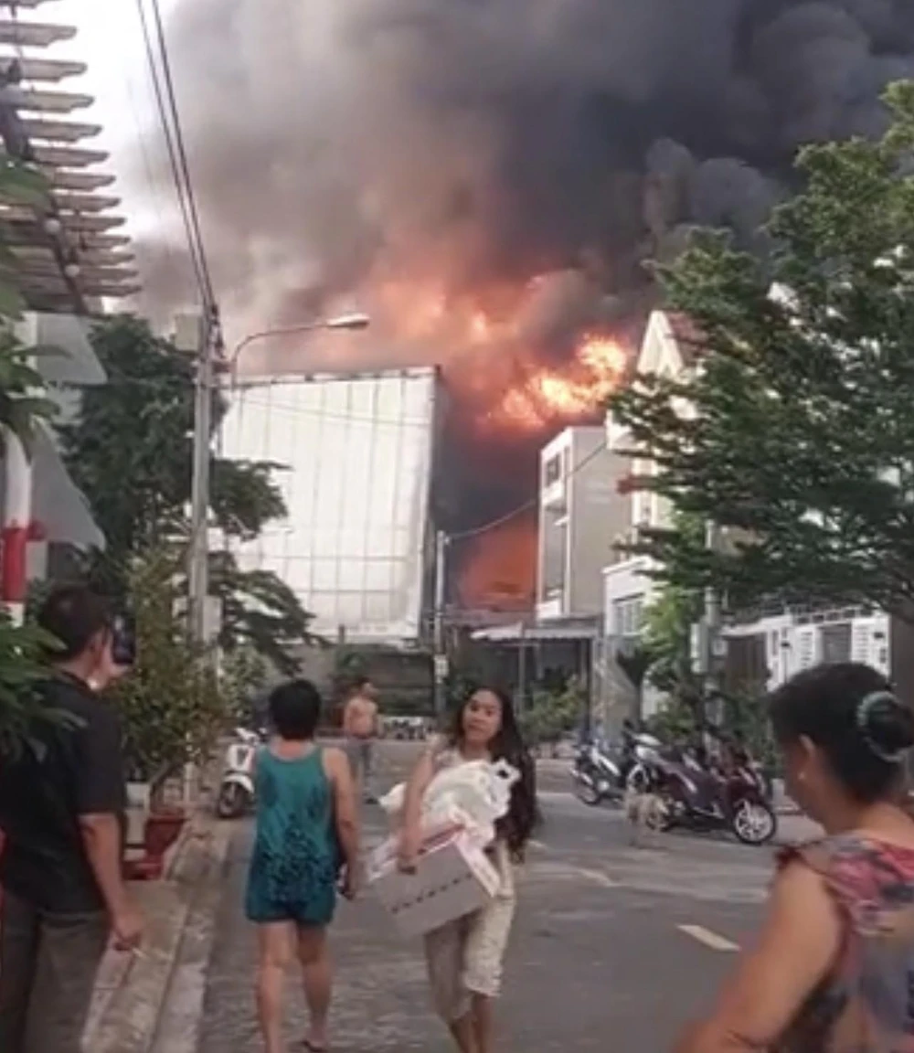 Người dân gần khu vực cháy hoảng sợ di chuyển đồ đạc đến nơi an toàn. Ảnh: LA