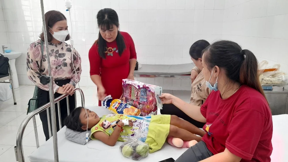 Các ngành, đoàn thể đến thăm hỏi, động viên bé D. Ảnh: LA