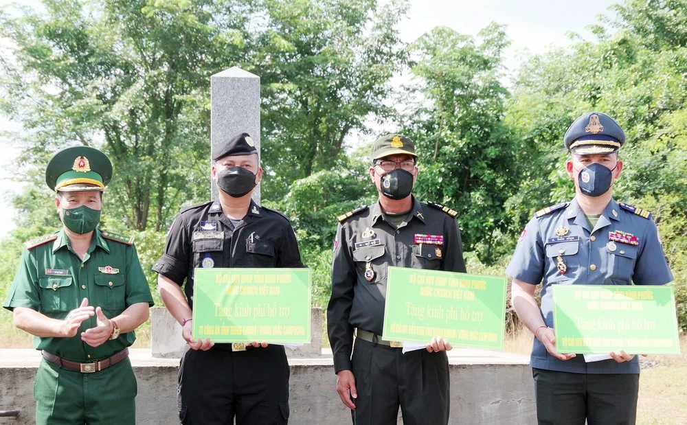 Bộ đội biên phòng tỉnh Bình Phước trao tặng kinh phí hỗ trợ cho lực lượng bảo vệ biên giới tỉnh Tbong Khmum. Ảnh: Báo Bình Phước