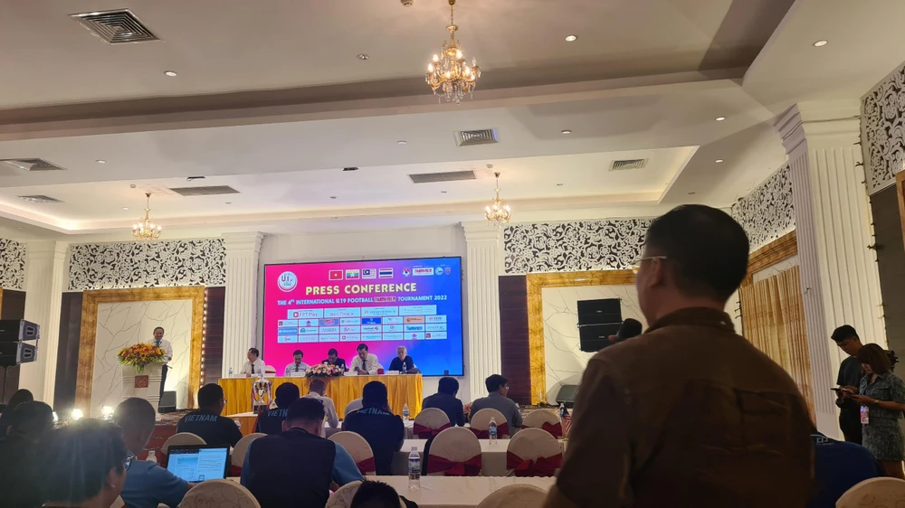 Phóng viên đặt câu hỏi về công tác chuẩn bị cho giải bóng đá U19 quốc tế cho Ban tổ chức. Ảnh: LÊ ÁNH