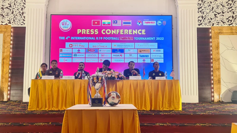 Đại diện đội U19 Việt Nam trả lời các câu hỏi tại buổi họp báo. Ảnh: LÊ ÁNH