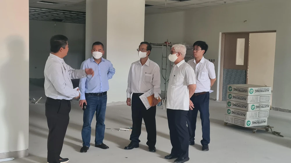 Ông Nguyễn Văn Lợi, Bí thư tỉnh ủy Bình Dương (bên phải) đi thực tế tại công trình bệnh viện 1.500 giường. Ảnh: LÊ ÁNH