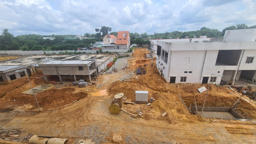 Một hạng mục nằm trong công trình bệnh viện 1.500 giường vẫn đang thi công dang dở. Ảnh: LÊ ÁNH