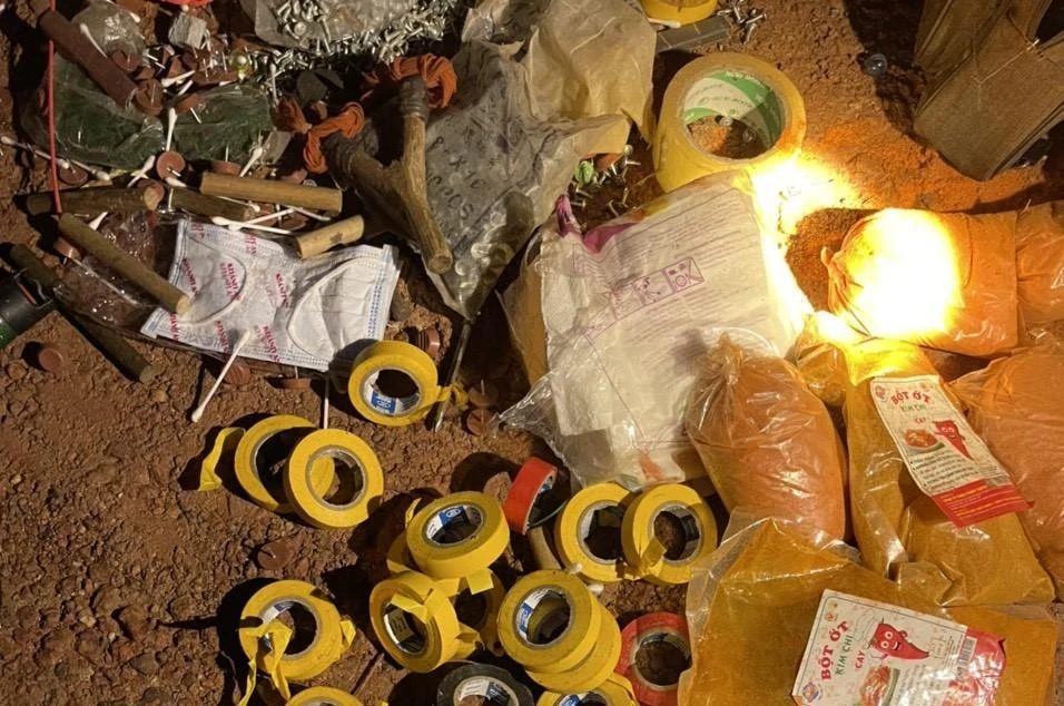 Bột ớt và các dụng cụ nhóm trộm cất giấu trên ô tô. Ảnh: LA