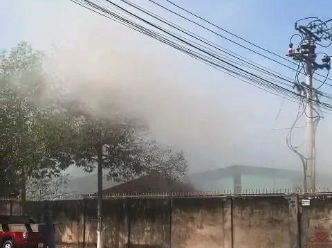 Khói bụi từ bên trong công ty liên tục bay ra ngoài. Ảnh: Người dân cung cấp