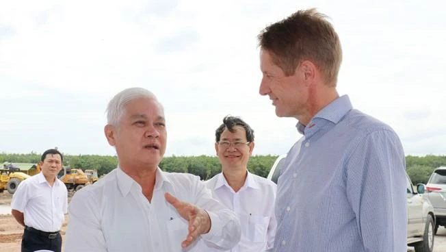 Ông Nguyễn Văn Lợi, Bí thư tỉnh ủy Bình Dương cam kết bàn giao mặt bằng đúng tiến độ cho Tập đoàn LEGO. Ảnh: MX