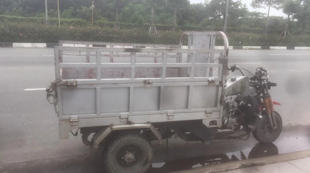 Chiếc xe ba gác thời điểm va chạm với xe máy khiến cô gái trẻ tử vong. Ảnh: TT Chiếc xe ba gác thời điểm va chạm với xe máy khiến cô gái trẻ tử vong. Ảnh: TT