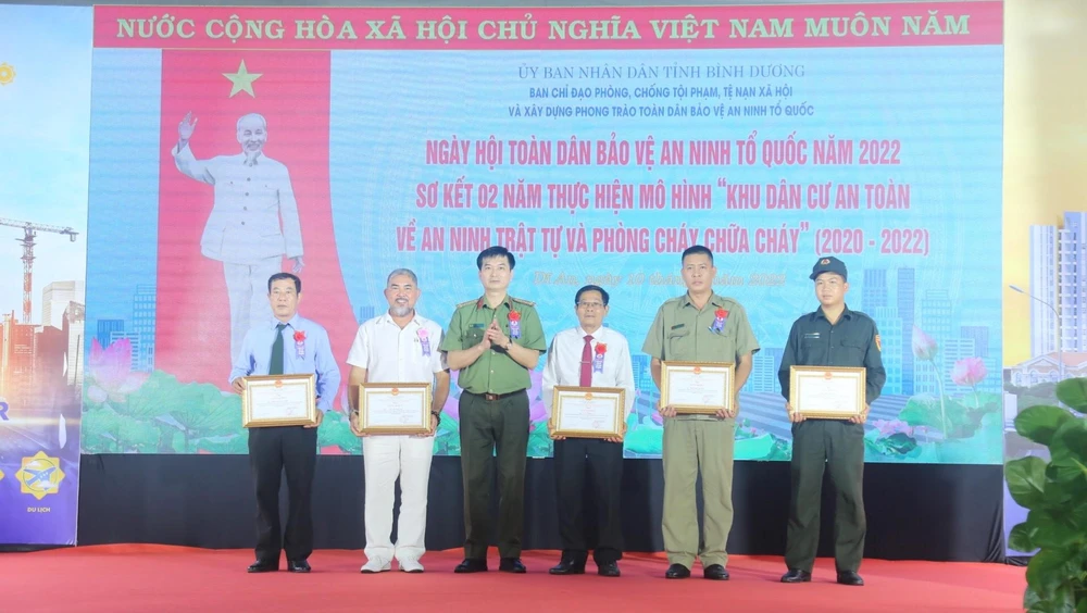 Nhiều cá nhân được nhận bằng khen, giấy khen vì có thành tích xuất sắc trong phòng trao bảo vệ ANTQ. Ảnh: LÊ ÁNH