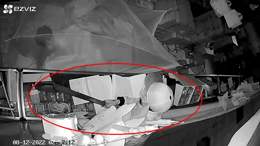 Nhân là người trực tiếp dùng mã tấu đe dọa nhân viên bán bánh trung thu để cướp. Ảnh: Cắt từ camera