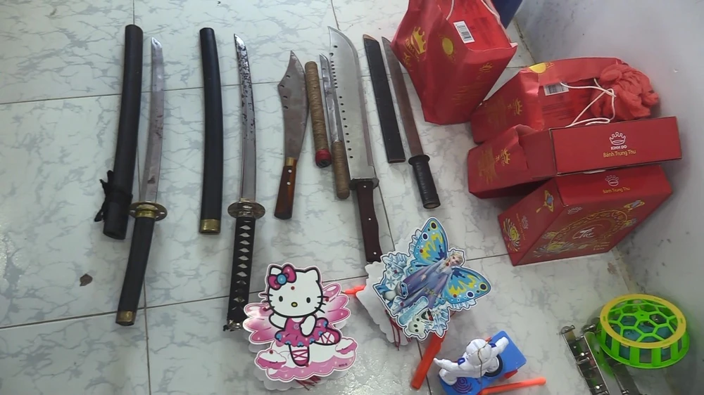 Công an thu giữ một số hộp bánh trung thu và nhiều mã tấu. Ảnh: CACC