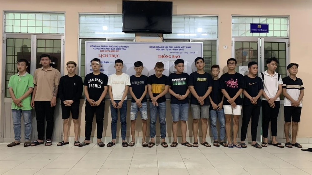 Nhóm thanh niên truy sát đối thủ bị lực công an bắt giữ. Ảnh: LÊ ÁNH