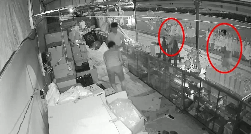 Camera ghi lại hình ảnh nhóm thanh niên đe dọa cướp bánh trung thu lúc rạng sáng. Ảnh: Cắt từ camera