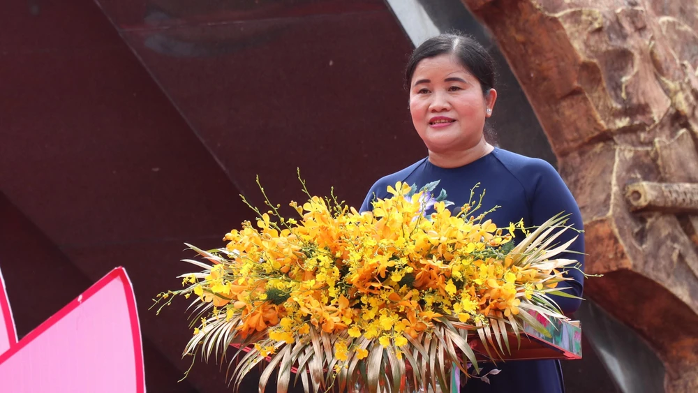 Bà Trần Tuệ Hiền-Chủ tịch UBND tỉnh Bình Phước phát biểu tại buổi lễ. Ảnh: NHƯ NAM