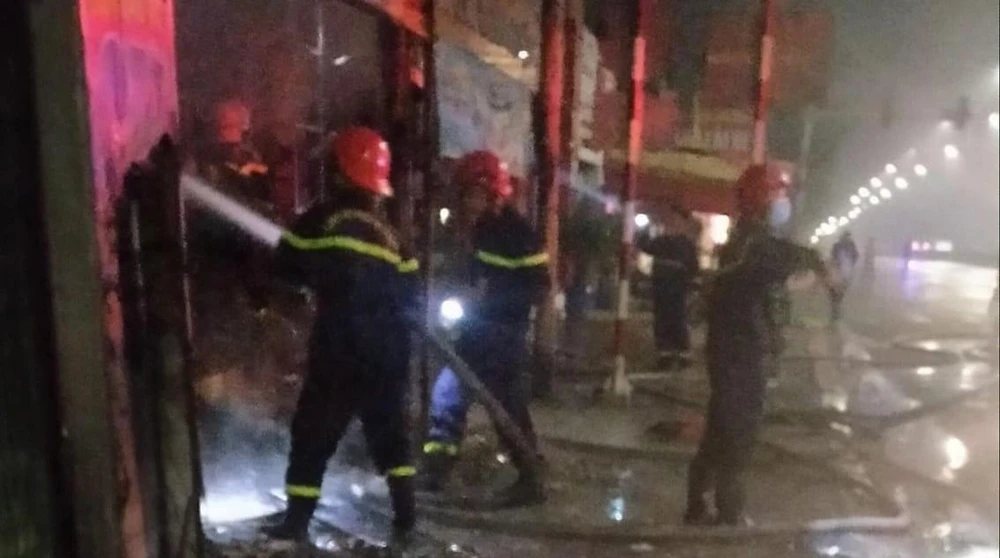 Lực lượng chữa cháy nỗ lực khống chế ngọn lửa, không để cháy lan. Ảnh: Người dân cung cấp