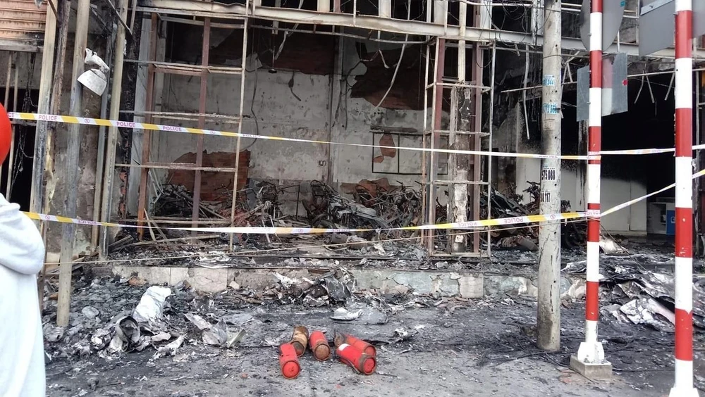 Hàng chục chiếc xe máy bị lửa thiêu rụi hoàn toàn. Ảnh: Người dân cung cấp