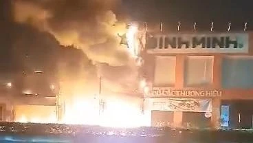 Trong đêm ngọn lửa bùng phát dữ dội, mọi nỗ lực dập lửa ban đầu bất thành. Ảnh: Người dân cung cấp