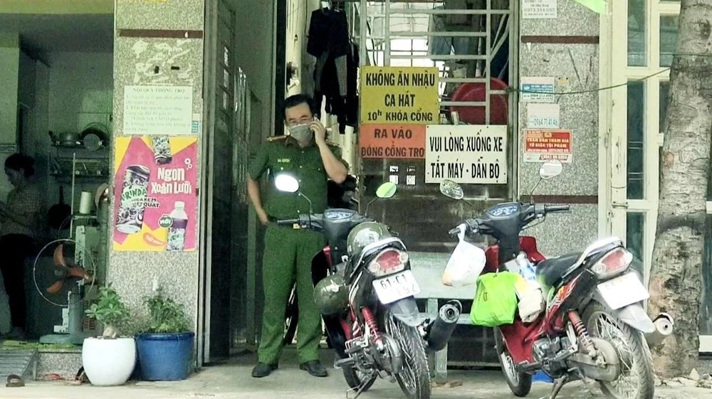 Cơ quan công an có mặt tại hiện trường để điều tra cái chết của cô gái trẻ. Ảnh: LA