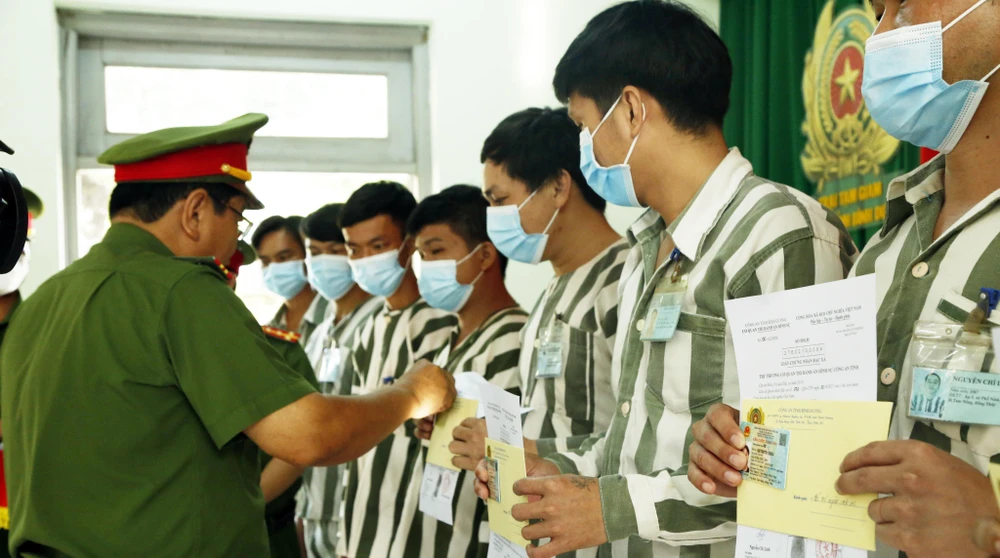 Các phạm nhân vui mừng khi nhận quyết định đặc xá. Ảnh: LÊ ÁNH