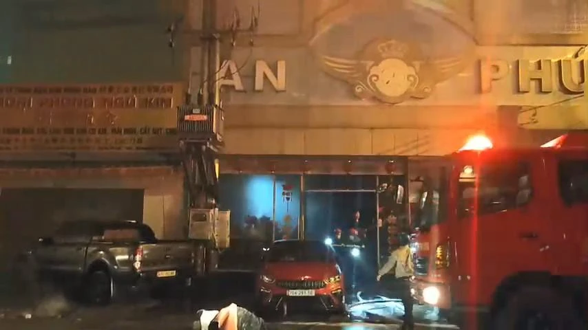 Đám cháy đã được khống chế, lực lượng chữa cháy đang kiểm tra xem còn ai bị mắc kẹt trong đám cháy hay không. Ảnh: LA