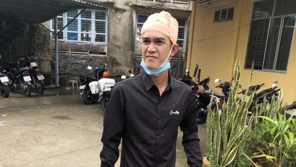 Tân bị thương ở vùng đầu trong khi hỗn chiến. Ảnh: LÊ ÁNH Tân bị thương ở vùng đầu trong khi hỗn chiến. Ảnh: LÊ ÁNH