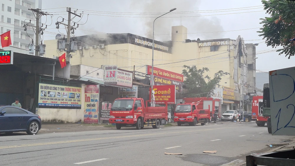 Khói đen bốc lên nghi ngút toàn bộ quán karaoke. Ảnh: LÊ ÁNH