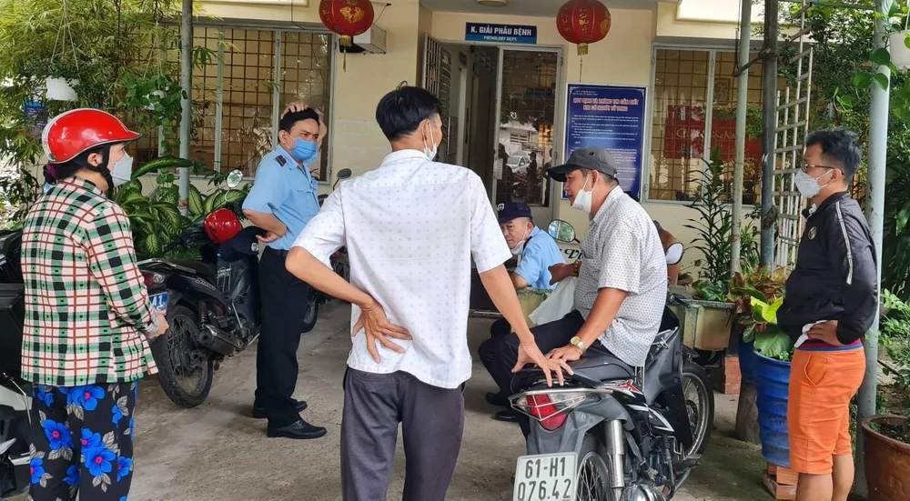 Người nhà các nạn nhân đang chờ để xác nhận danh tính nạn nhân trong vụ cháy. Ảnh: LA