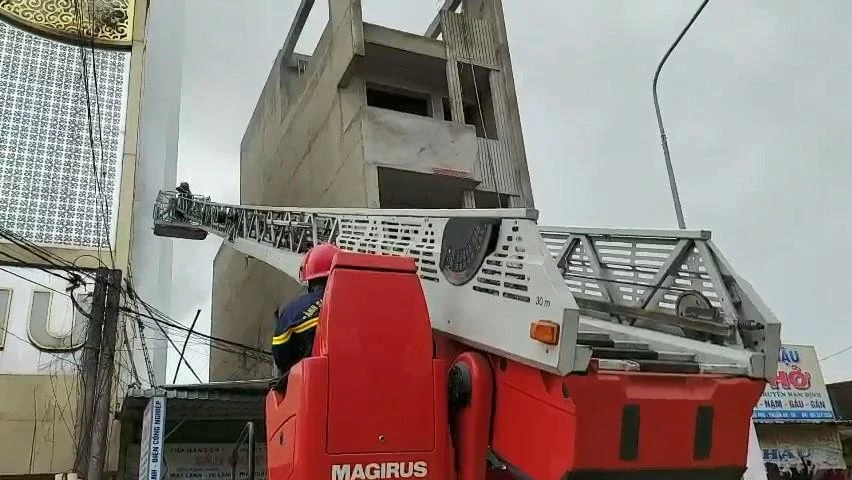 Hai xe thang được điều động để phá cửa, phá tường tiếp cận từ nhiều phía tìm kiếm các nạn nhân còn kẹt lại bên trong.