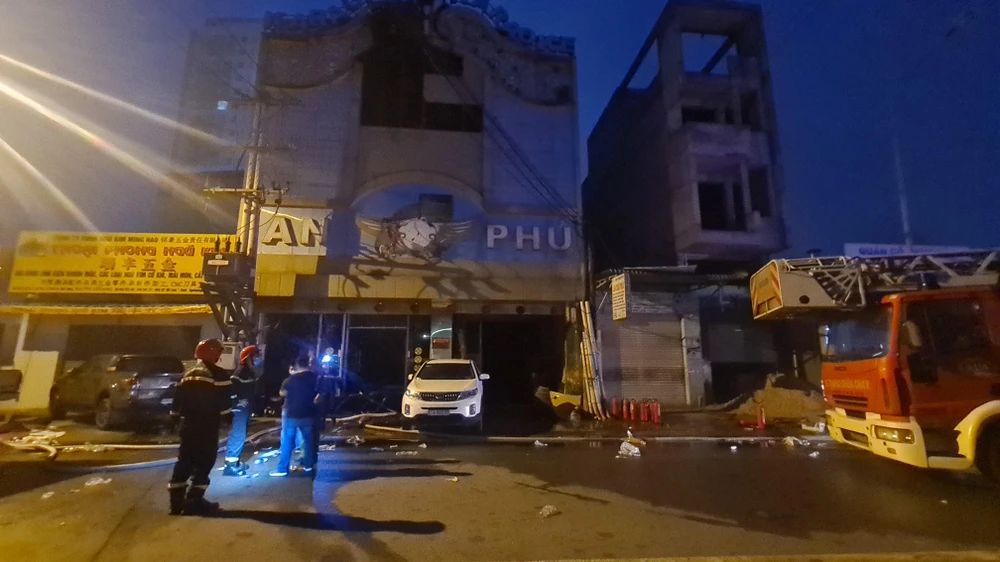 Đại tá Nguyễn Thanh Điệp, Phó Giám đốc Công an tỉnh Bình Dương túc trực tại hiện trường vụ cháy để chỉ đạo công tác chữa cháy và cứu hộ. Ảnh: LÊ ÁNH