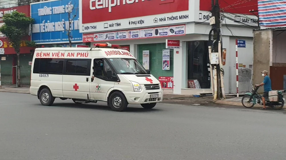 Xe cấp cứu chở các thi thể liên tục đưa các nạn nhân về nhà xác. Ảnh: LÊ ÁNH