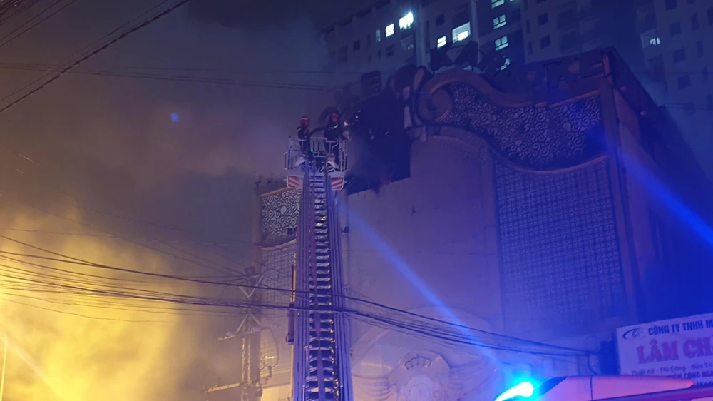 Xe thang được huy động đến hiện trường để ứng cứu và dập lửa. Ảnh: LA