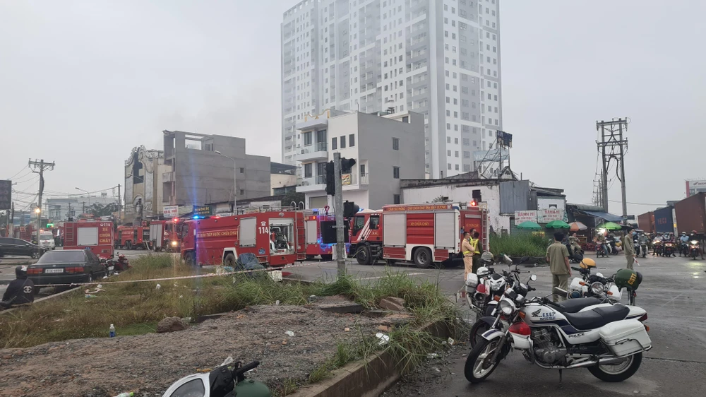 Đến 7 giờ ngày 7-9 hiện trường vụ cháy vẫn được phong tỏa nghiêm ngặt. Ảnh: LÊ ÁNH