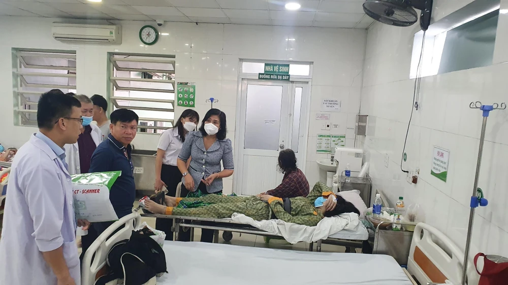 Chính quyền TP Thuận An thăm hỏi, hỗ trợ các nạn nhân của vụ cháy trong sáng 7-9. Ảnh: LÊ ÁNH