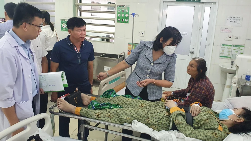 Lãnh đạo TP Thuận An hỏi thăm các nạn nhân bị thương trong vụ cháy khiến 12 người chết và hàng chục người bị thương. Ảnh: LÊ ÁNH