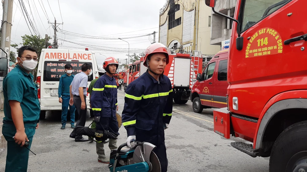 Các chiến sĩ trẻ nhanh chóng tiếp cận hiện trường tìm kiếm các nạn nhân.