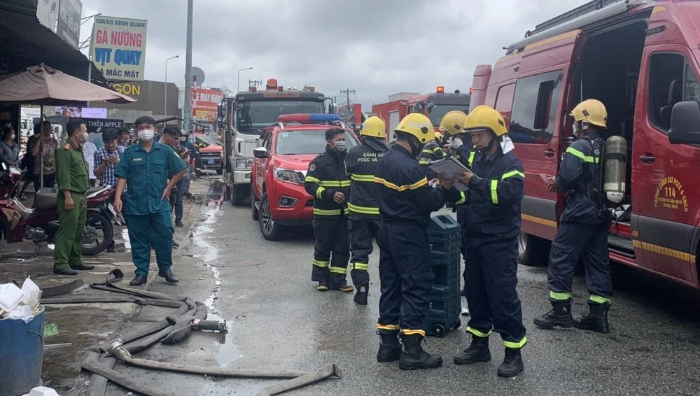 Các tổ nhanh chóng chuẩn bị thiết bị tiến vào hiện trường vụ cháy.