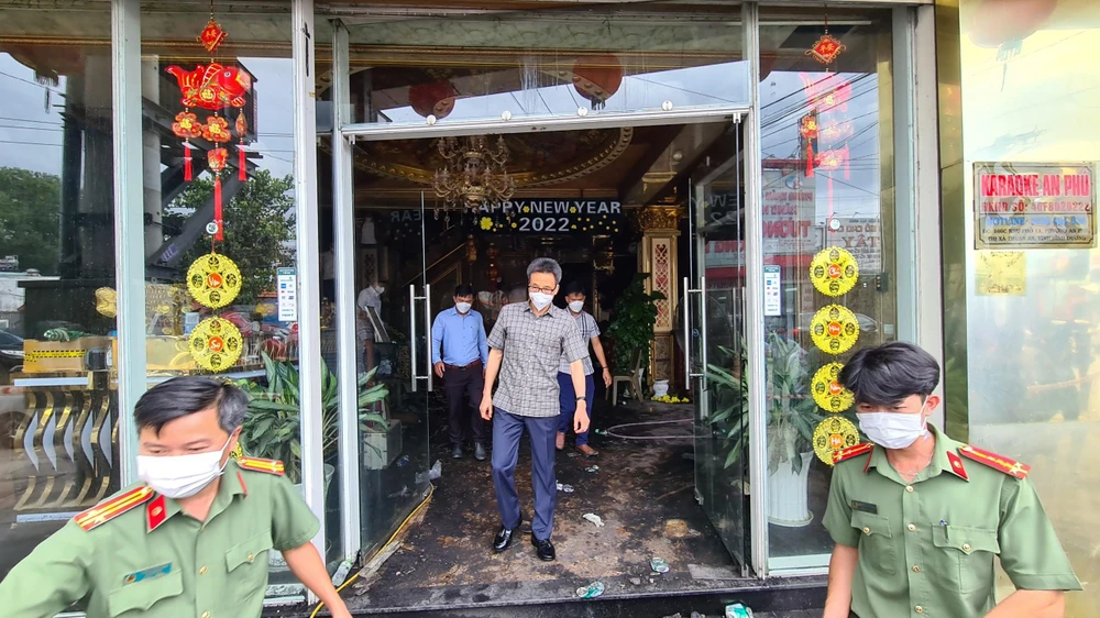 Phó Thủ tướng đến thị sát hiện trường vụ cháy quán karaoke An Phú.