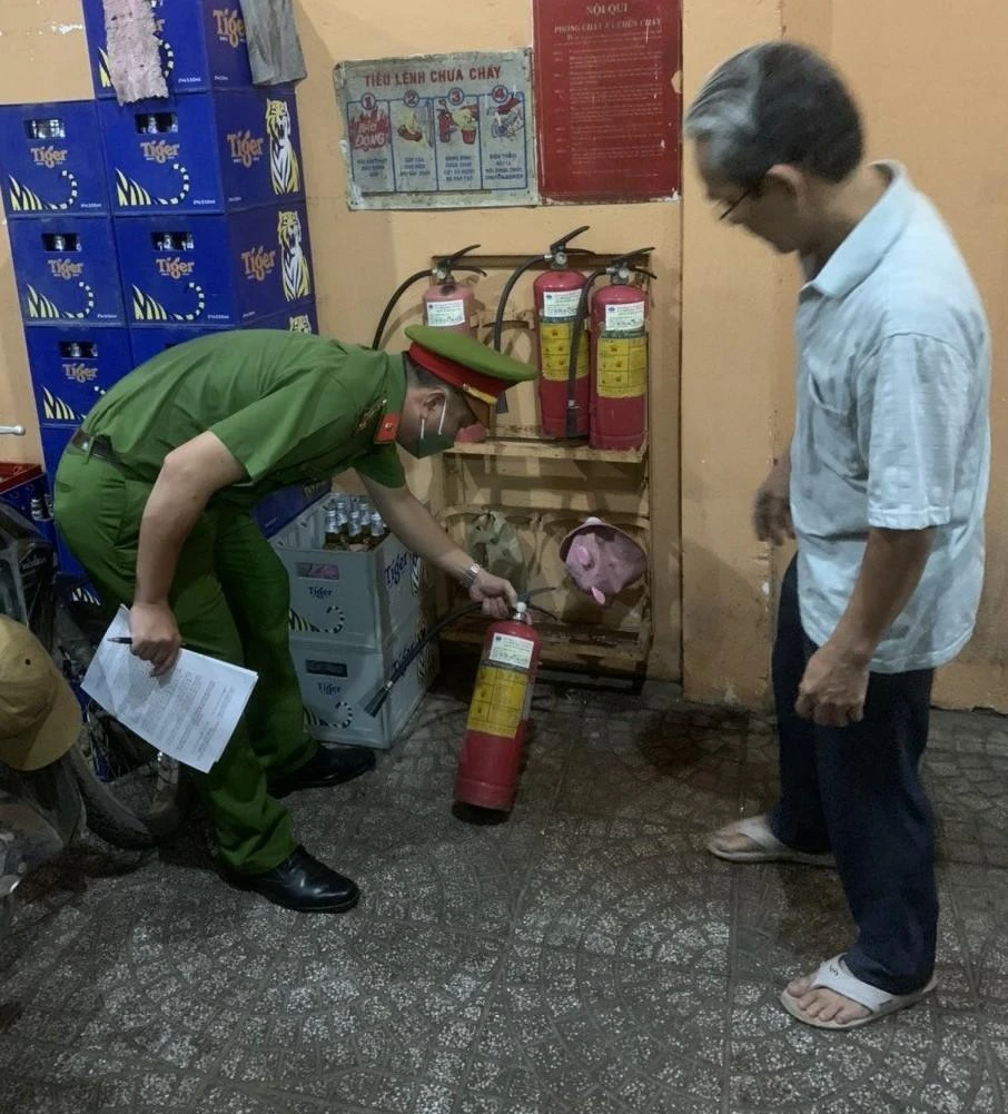 Các thiết bị PCCC được kiểm tra chặt chẽ. Ảnh: LÊ ÁNH