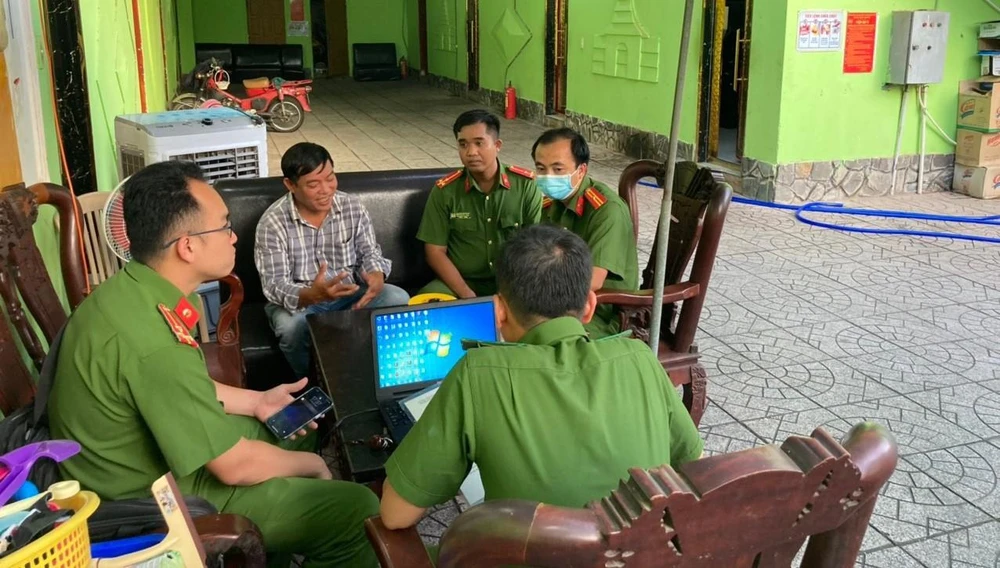 Lực lượng Công an thị xã Tân Uyên kiểm tra quán karaoke. Ảnh: CACC