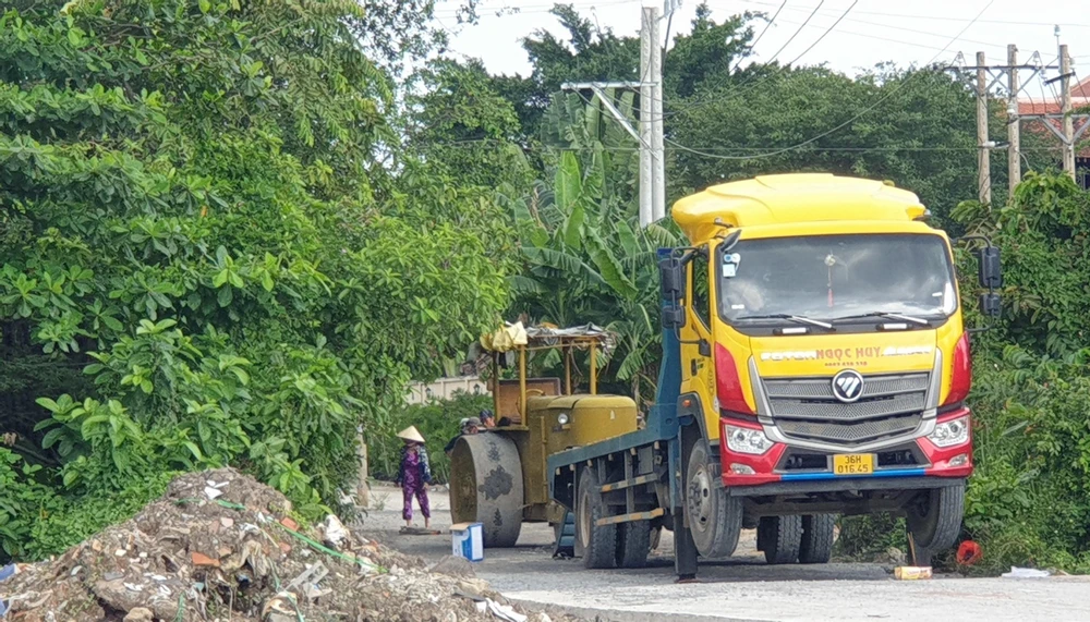 Chiếc xe lu bị trôi tuột lại do đứt dây cáp. Ảnh: LÊ ÁNH
