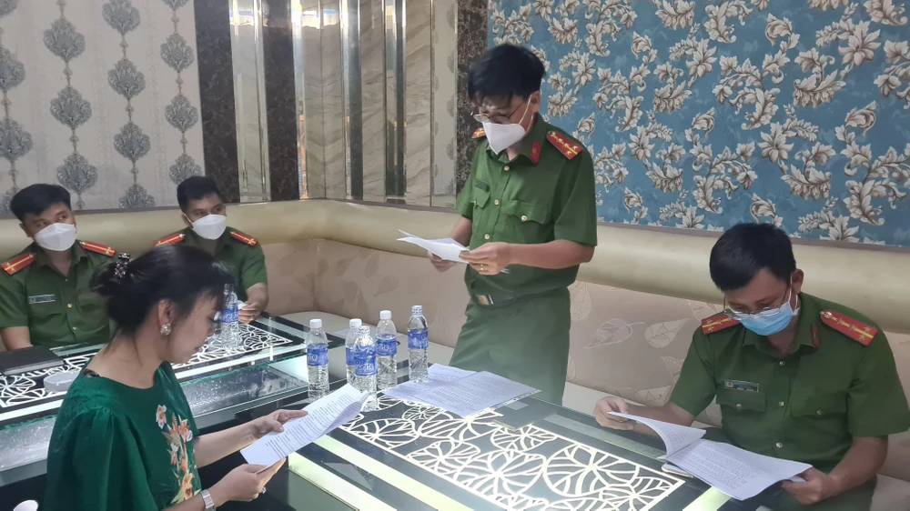Đoàn kiểm tra lập biên bản xử phạt và tạm đình chỉ hoạt động quán karaoke và massage Thiên Tình Nghĩa. Ảnh: LÊ ÁNH