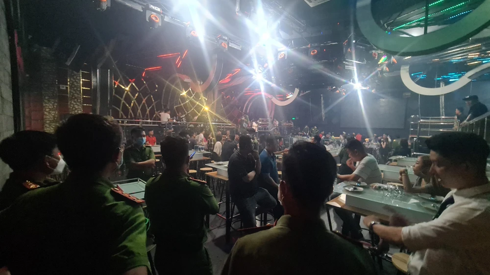 Lực lượng công an kiểm tra một nhà hàng ăn uống trên đường Phạm Ngọc Thạch đêm 10-9. Ảnh: LÊ ÁNH